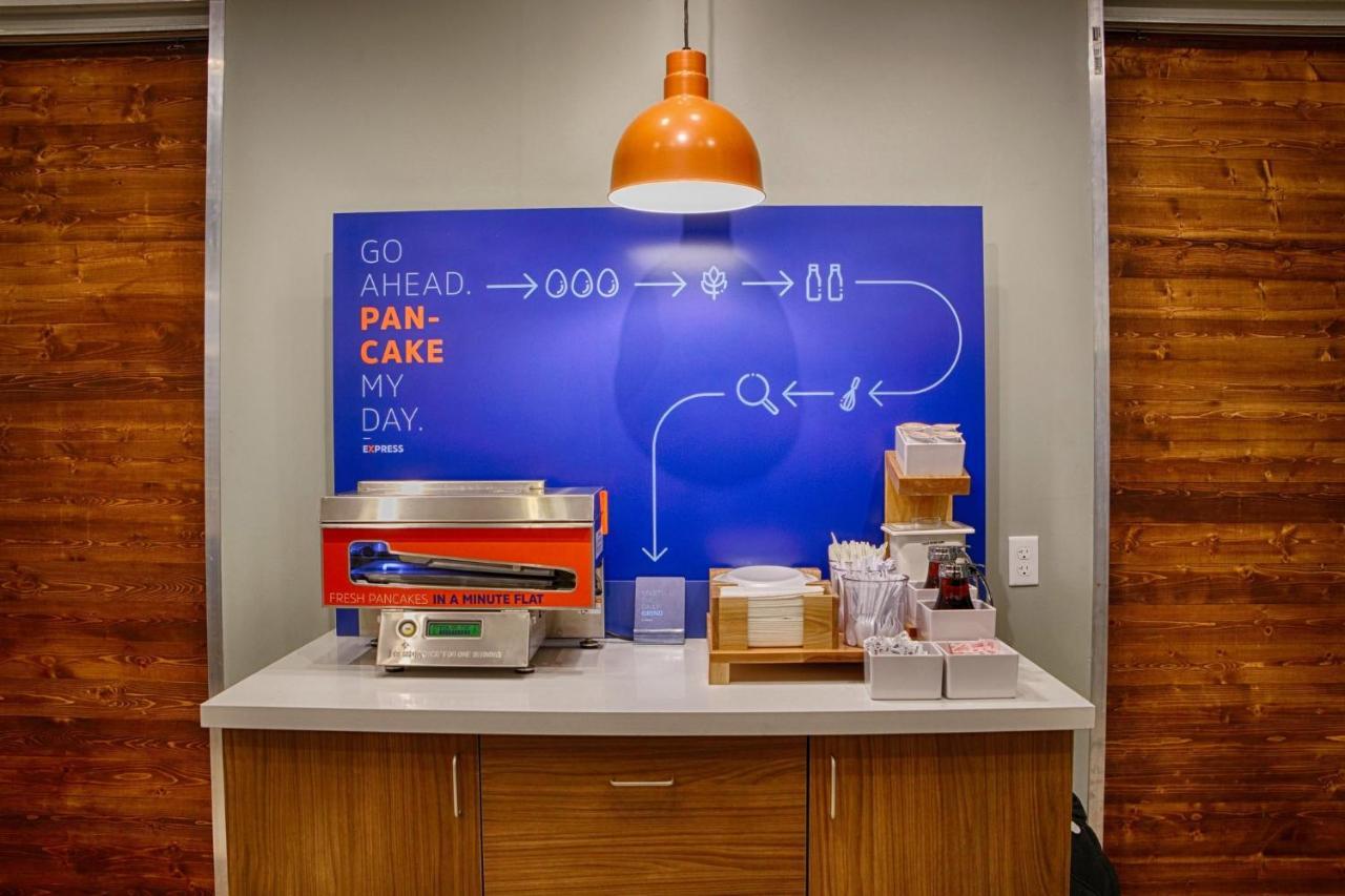 Holiday Inn Express - Blair By Ihg エクステリア 写真